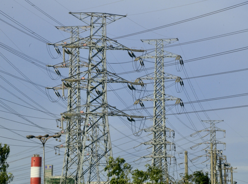 氣候高溫、防疫及景氣暢旺影響，用電量仍居高不下，台電預估今天(8日)尖峰備轉率為6.08%，供電燈號亮出黃燈，顯示供電吃緊。 (圖：中央社)