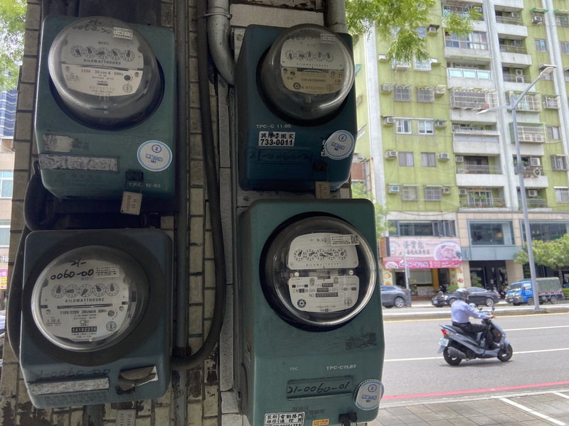 經濟部23日召開110年第2次電價費率審議會，決議10月至明年3月電價不調整。(示意圖/圖：中央社)