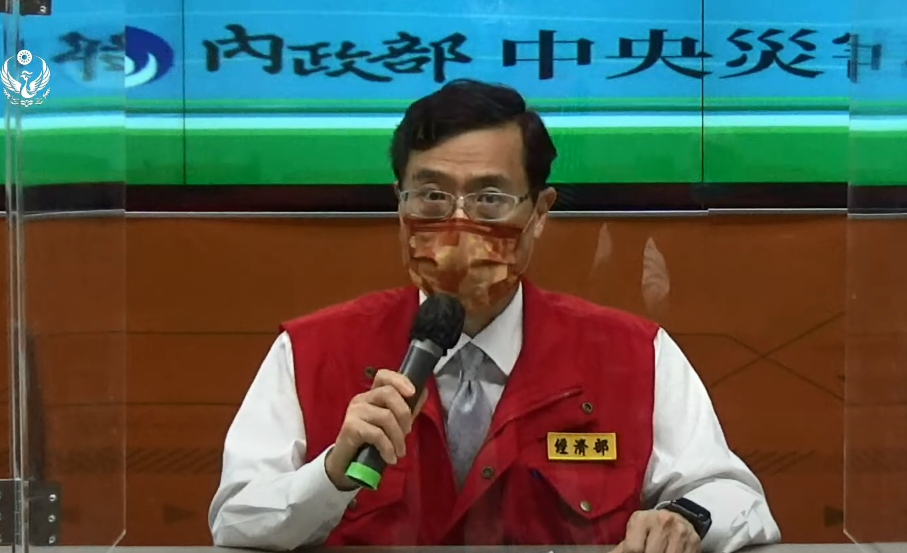 中央災害應變中心副指揮官陳正祺表示，竹苗山區已有局部豪雨出現，造成土石崩落情況，呼籲用路人多加注意山區坍方落石。(圖擷自中央災害應變中心直播)