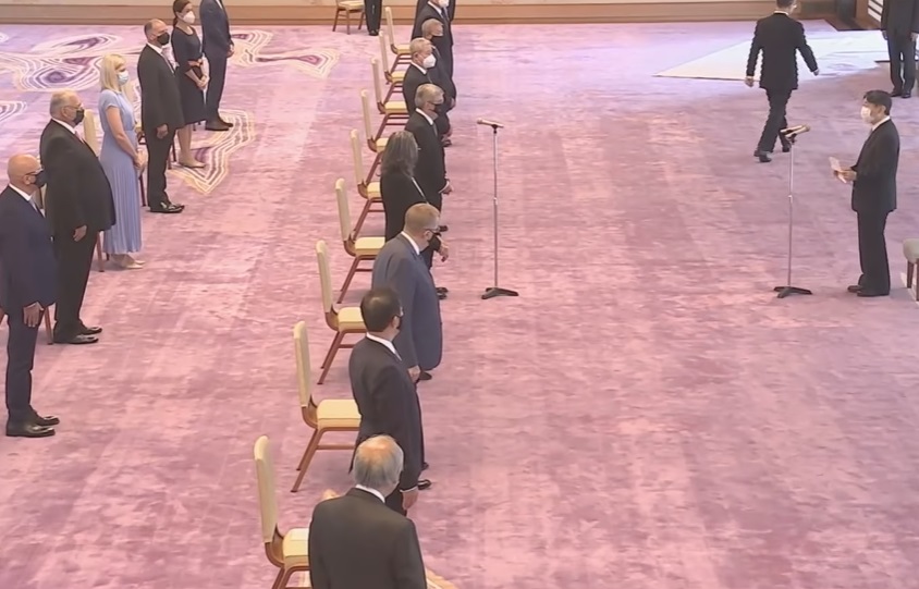 日皇德仁22日在皇居的宮殿接見國際奧會主席巴赫等19人。(圖擷自YouTube)