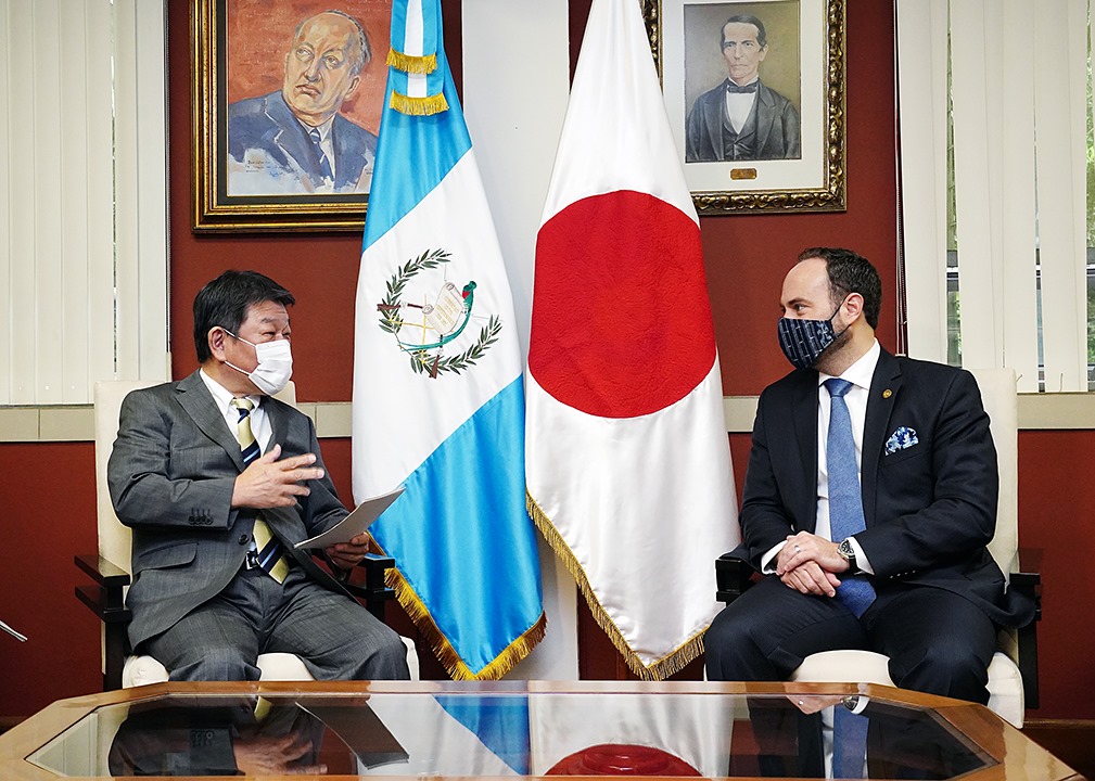 日本外務大臣茂木敏充16日與瓜地馬拉外長布羅洛（Pedro Brolo）會晤。 (圖:日本外務省)