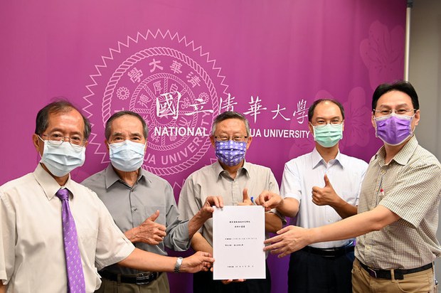 新竹清華大學副校長陳信文(左起)、院長林本堅、校長賀陳弘、副院長邱博文等提出半導體學院計劃書。（ 校方提供）