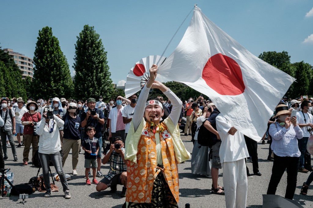 2020東京奧運開幕式即將在稍晚登場，法新社報導，已有數百人聚集在主場館「新國立競技場」外，希望能窺見在嚴格的防疫規定下，以閉門方式舉行的開幕式。(AFP)