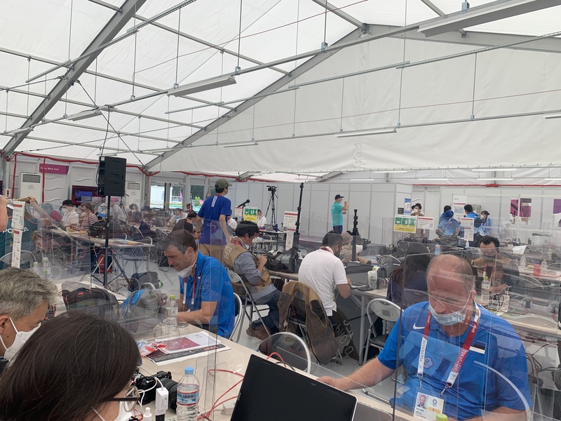 東京奧運媒體採訪得先預約申請，不過第一天射箭場的新聞中心依舊人滿為患，且仍有不少外國媒體沒有戴口罩，大會志工與服務人員也沒有前來提醒或要求他們戴上口罩。 (圖：中央社)