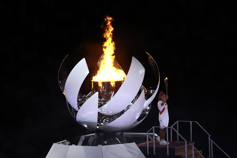 東京奧運23日在新宿國立競技場晚間舉行開幕式，在表演節目及各國選手進場等流程結束後，由日本天皇德仁宣布東奧開幕，最後由日本女子網球好手大坂直美（圖）擔任最後一棒火炬手，點燃聖火。 (圖：中央社)