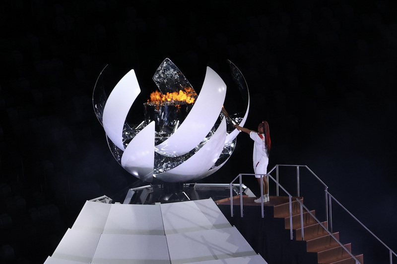 東京奧運23日在新宿國立競技場晚間舉行開幕式，典禮最後，由日本女子網球好手大坂直美擔任最後一棒火炬手，正式點燃奧運聖火。(圖：中央社)