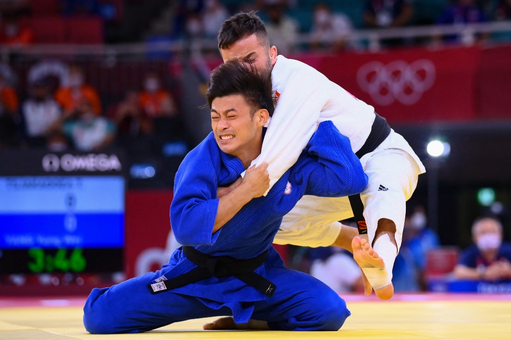 台灣柔道好手楊勇緯(藍)24日在東京奧運柔道男子60公斤量級8強賽，擊敗荷蘭選手茨亞卡杜阿(Tornike Tsjakadoea,白)，前進4強。 (AFP)