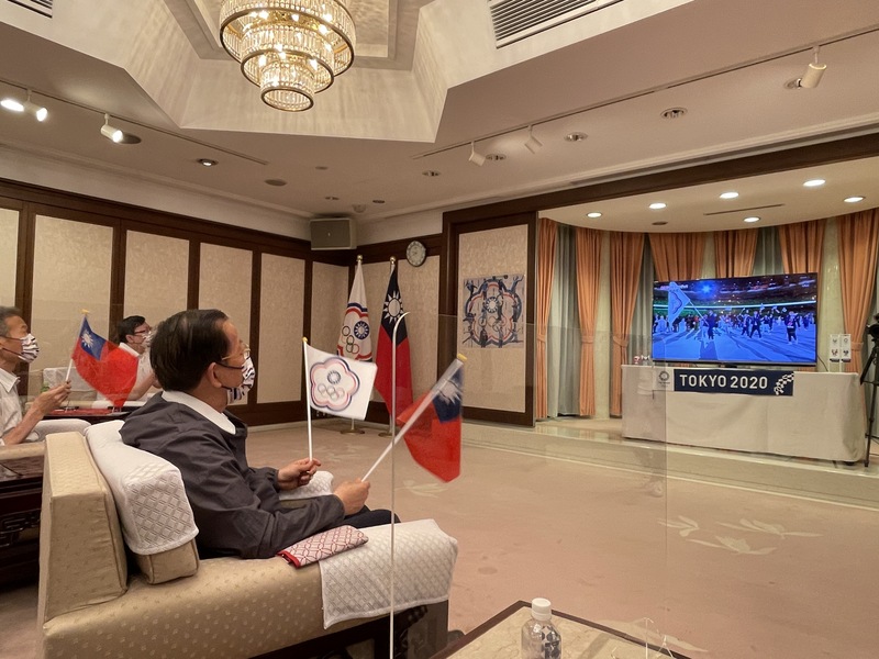 駐日代表謝長廷（右1）23日晚間在駐日代表職務宿舍設置電視轉播加油區，邀駐日官員及媒體等觀看東奧開幕式轉播，為中華代表團加油。 (圖：中央社)