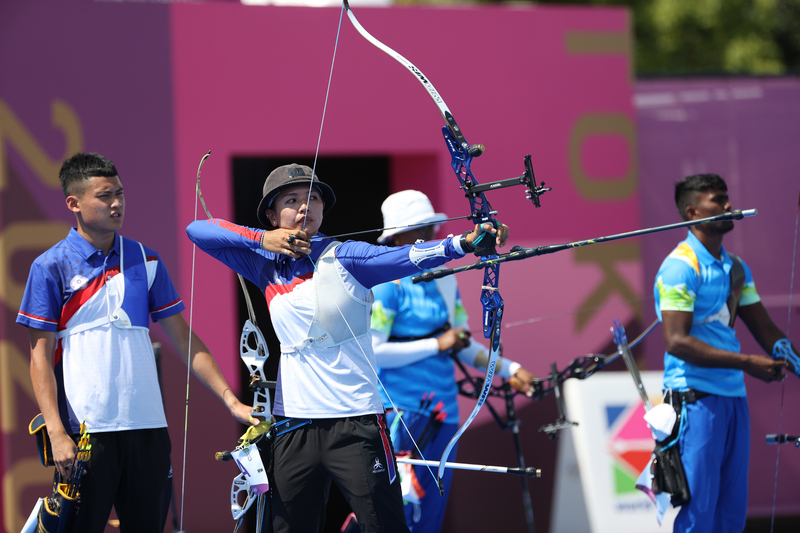 中華隊選手湯智鈞（左）、林佳恩（中）24日在奧林匹克運動會舞台登場的射箭混雙項目，以3比5不敵印度隊，無緣晉級8強。 (圖：中央社)