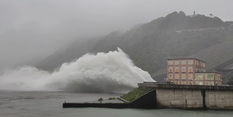 颱風烟花來襲，替桃園帶來豐沛雨量，石門水庫24日上午接近滿水位，開啟排洪隧道洩洪。（北水局提供） (圖：中央社)