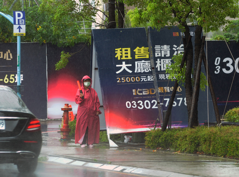 勞動部23日指出，颱風來襲時，若勞工仍因工作性質而出勤，雇主除應照給當日工資外，也宜再加給勞工工資。(圖：中央社)