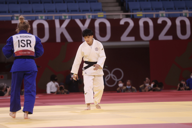 台灣女子柔道選手林真豪（右）首闖奧運殿堂，24日下午在東京奧運柔道女子48公斤量級敗部復活賽全力拚搏，可惜終場不敵對手吞敗，確定無緣銅牌戰。 (圖：中央社)