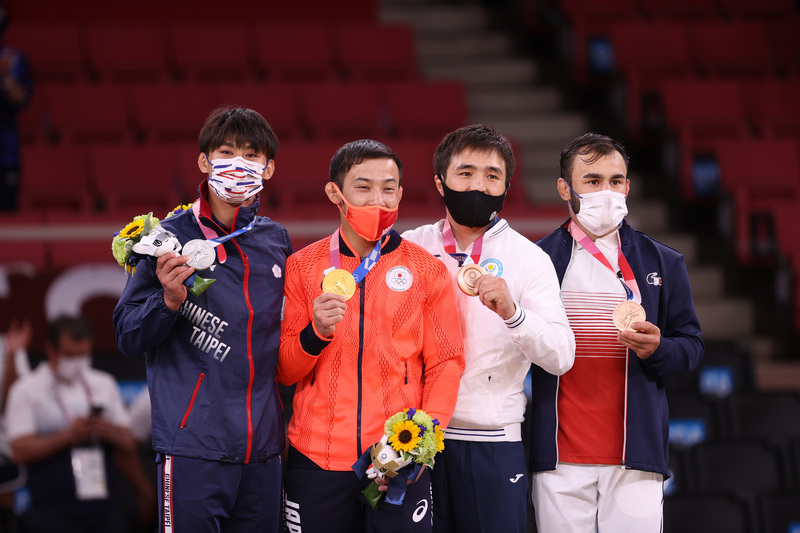 日本隊在本屆奧運破紀錄囊括27金，大幅超越16金最佳成績。圖為東奧柔道男子60公斤量級，最後由日本選手高藤直壽(左2)奪金、台灣好手楊勇緯(左1)摘銀。 (圖：中央社)