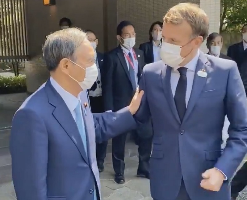 法國總統馬克宏(Emmanuel Macron)24日會見日相菅義偉。(圖擷自馬克宏推特)