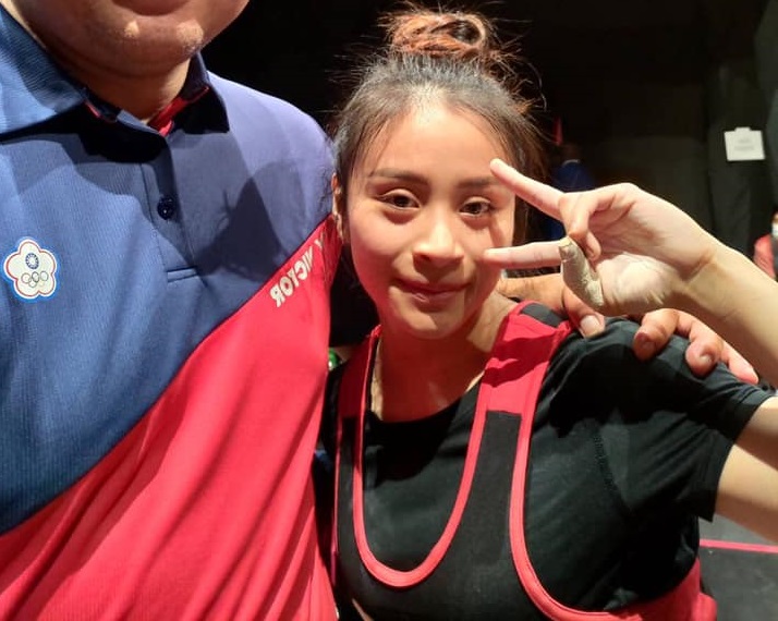 東京奧運台灣舉重代表隊24日由方莞靈打頭陣，也是她的奧運初亮相，她在女子49公斤級決賽A組，以抓舉80公斤、挺舉101公斤，以總和181公斤名列第4，無緣獎牌。(圖：中華民國舉重協會臉書)