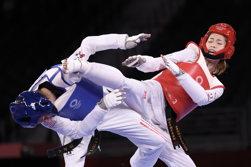 台灣跆拳道女將羅嘉翎(右)25日在東京奧運跆拳道女子57公斤量級4強賽，以5比28不敵美國選手左羅蒂奇(左)，未能闖進決賽。 (圖：中央社)
