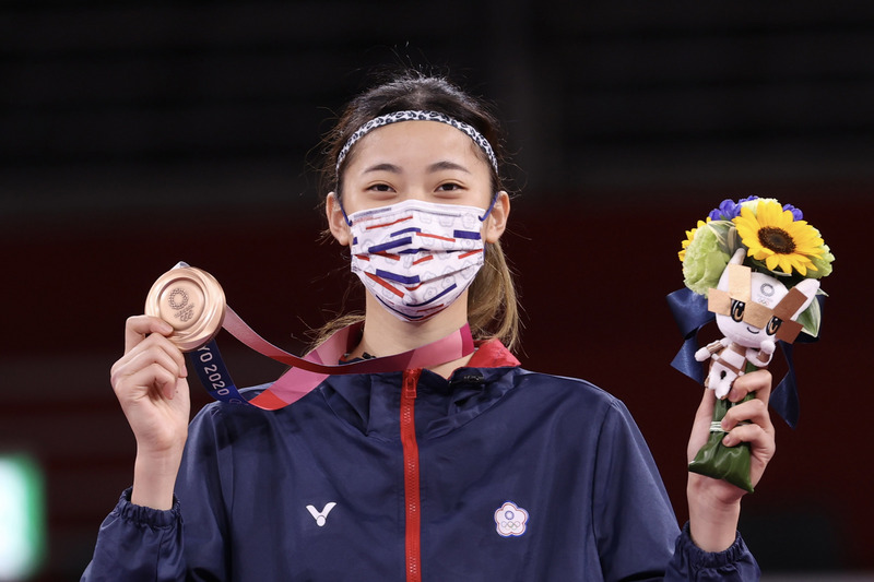 年僅19歲的台灣跆拳道女將羅嘉翎25日勇奪東京奧運跆拳道女子57公斤量級銅牌，為本屆東京奧運台灣的第2面獎牌，首度登上奧運舞台就有好表現，賽後羅嘉翎開心拿著獎牌合影。 (圖：中央社)