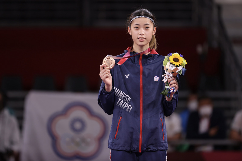 年僅19歲的台灣跆拳道女將羅嘉翎首度登上奧運殿堂表現亮眼，25日勇奪東京奧運跆拳道女子57公斤量級銅牌，賽後羅嘉翎開心拿著獎牌合影留念。 (圖：中央社)