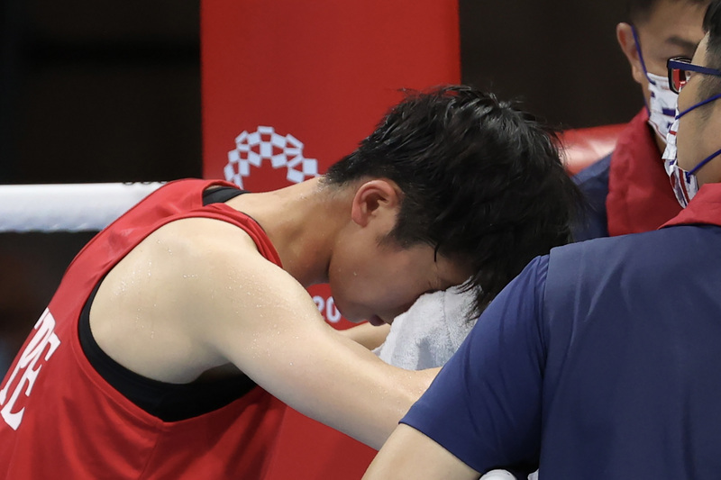 世界排名第一的台灣拳擊女將林郁婷，26日在東京奧運拳擊項目女子57公斤級16強賽中，不敵菲律賓籍選手皮特西歐（Nesthy Petecio）、無緣晉級。林郁婷（左）賽後難掩失落情緒。 (圖：中央社)