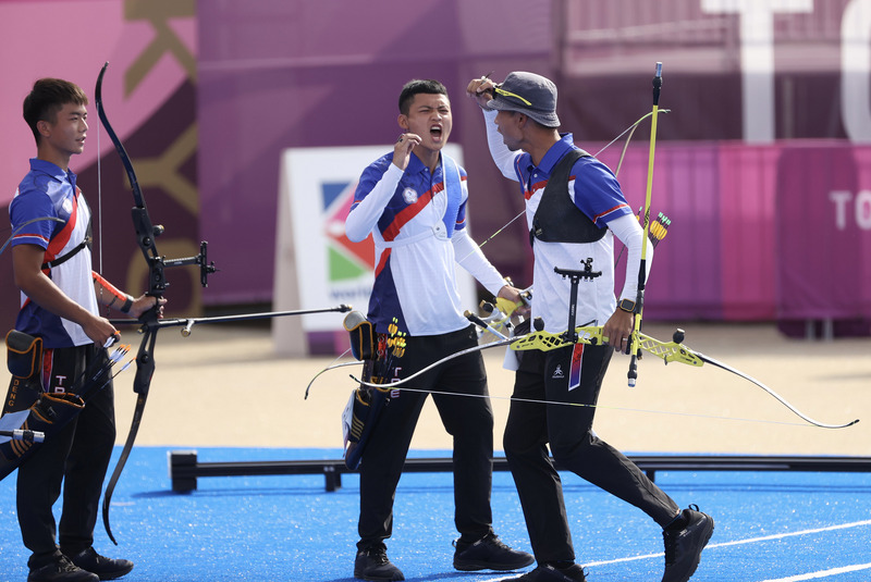 東京奧運射箭男子團體對抗賽26日魏均珩（右起）、湯智鈞、鄧宇成摘下銀牌。 (圖：中央社)
