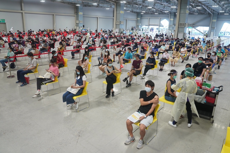 圖為台北市教育局26日實施第四波校園教職員施打疫苗。 (資料照/中央社)