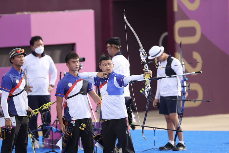 東京奧運男子射箭團體對抗賽賽程告一段落，由魏均珩（前左起）、鄧宇成、湯智鈞等人組成的台灣男子射箭代表隊26日摘下銀牌，追平隊史紀錄。 (圖：中央社)