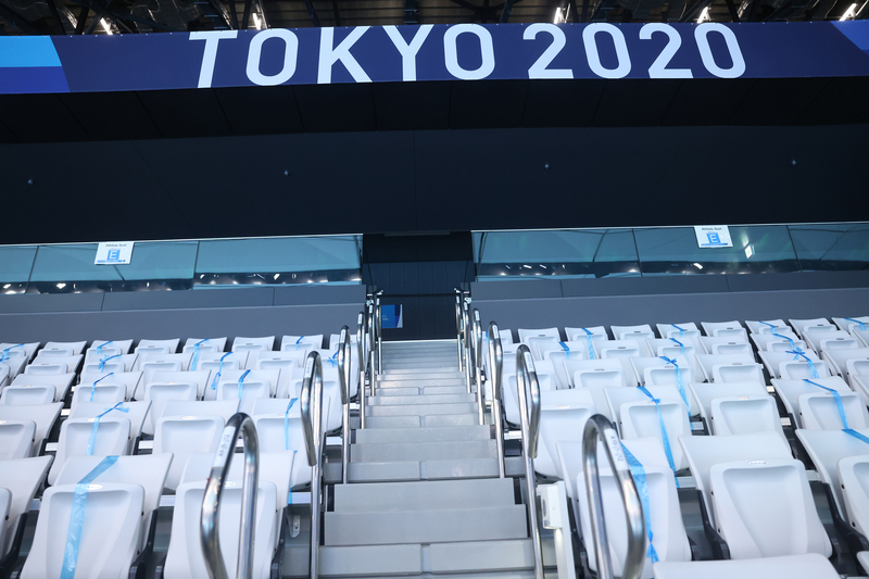 日本東京確診人數攀升，為了防堵病毒在奧運擴散，2020東京奧運不開放觀眾採閉門比賽。27日在東京水上運動中心舉辦的游泳賽事，因無觀眾，現場空蕩蕩。 (圖：中央社)