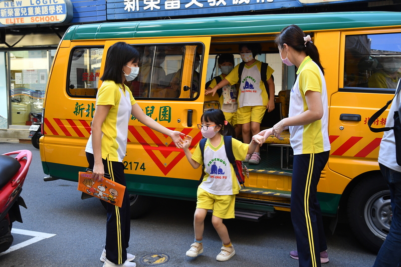 勞動部推動「婦女再就業計畫」協助女性重返職場，至今已有許多成功案例，如一位曾擔任小貨車司機的全職媽媽，透過該計畫順利應徵為幼兒園娃娃車司機。示意圖。 (圖：中央社)