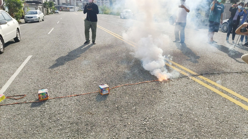 台灣「舉重女神」郭婞淳不負眾望，27日一舉拿下東京奧運女子舉重59公斤級金牌，守在電視機前的媽媽和親友們欣喜若狂，馬上在家門前燃放鞭炮慶祝。 (圖：中央社)