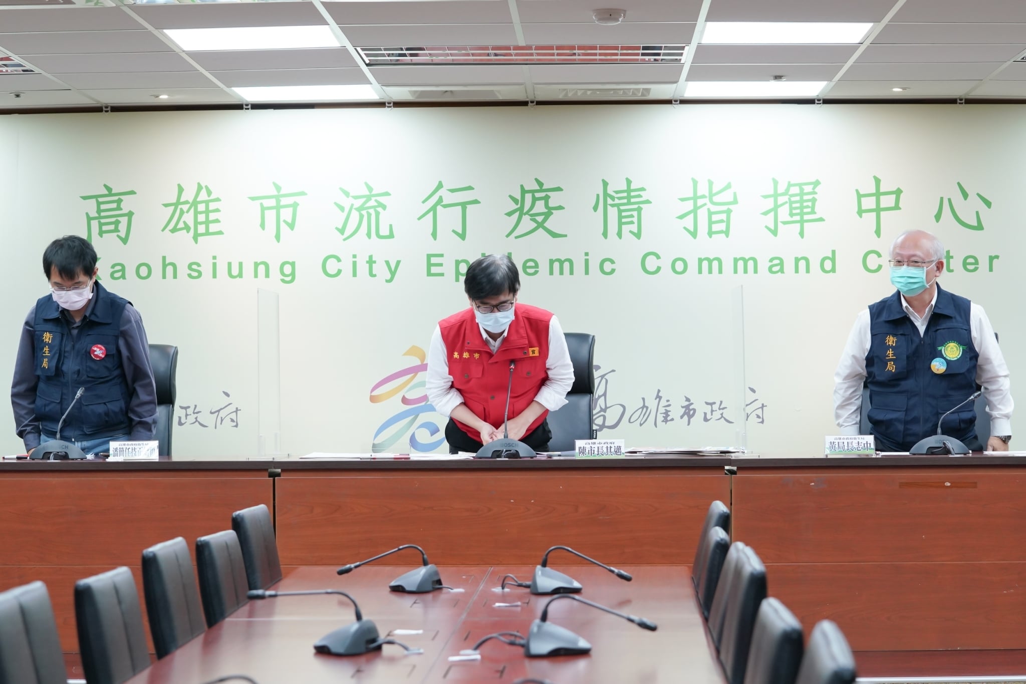 高雄市疫苗覆蓋率達30%，高雄市長陳其邁鞠躬向防疫人員、市民致謝（圖：高雄市府提供）