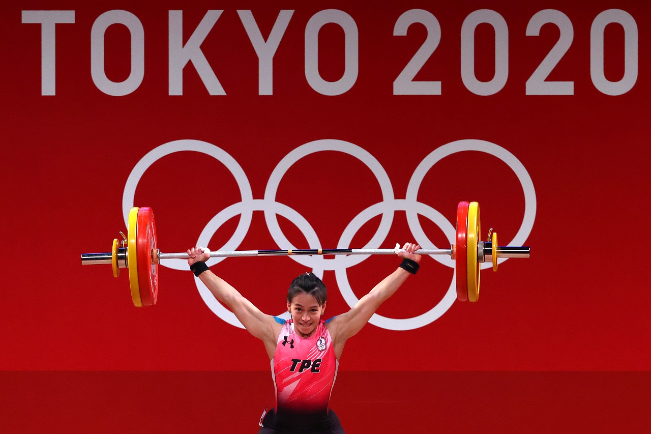我國舉重好手郭婞淳27日在東奧女子舉重女子59公斤級賽事，以抓舉103公斤、挺舉133公斤，總合236公斤，創下奧運紀錄成績，為台灣摘下本屆東奧第一面金牌。(路透社/達志影像)