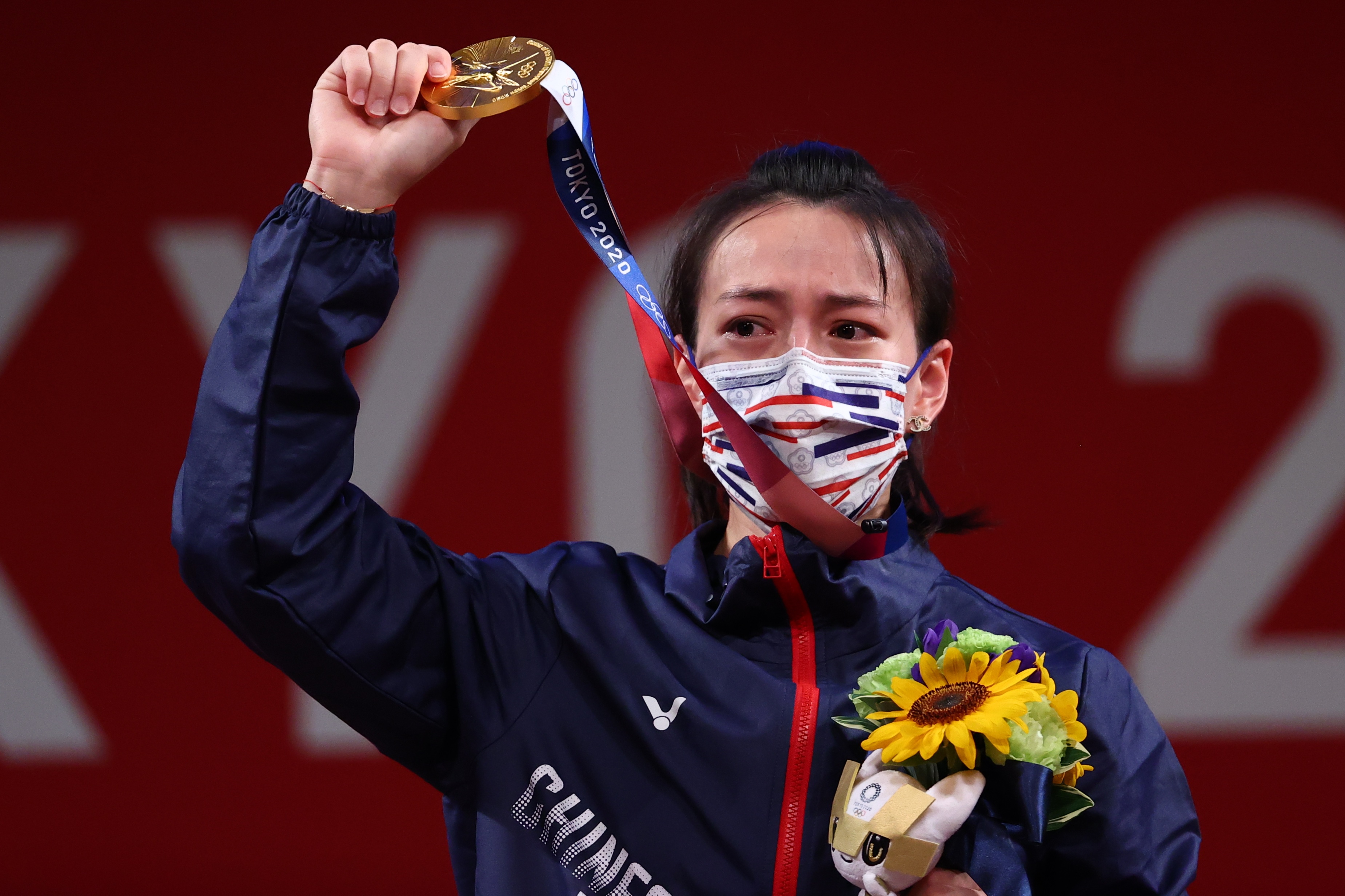 我國「舉重女神」郭婞淳順利在本屆東京奧運女子59公斤級摘下生涯最重要的一面奧運金牌，完成國際大賽金牌大滿貫。(路透社/達志影像)
