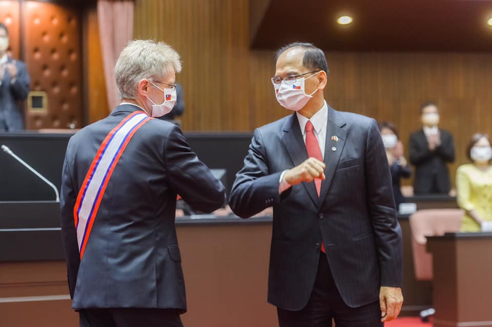 捷克政府宣布將捐贈台灣3萬劑疫苗，曾邀請捷克議長韋德齊(Miloš Vystrčil)訪台的立法院長游錫堃，透過臉書發文表示感謝。（ 臉書）