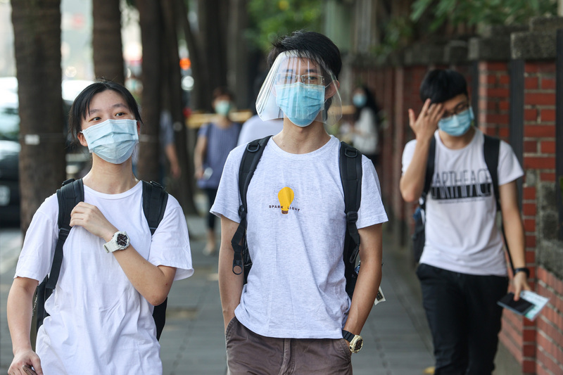 29日是大學指考第二天考試，考生戴上口罩、面罩前往考場應試。 (資料照片／中央社)