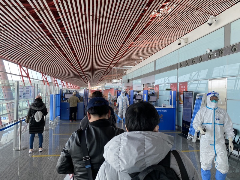 中國對美國、加拿大等國放寬PCR檢測與隔離規定。圖為北京首都機場入境檢疫場景。 (資料照片／中央社)