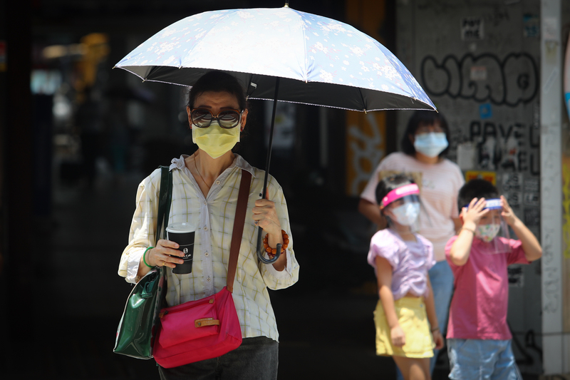 西南風增強局部大雨，天氣炎熱東南部焚風。 (圖：中央社)