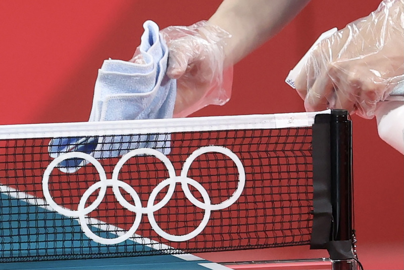2020東京奧運會場工作人員加強防疫，用酒精及抹布消毒擦拭器材設施。 (圖：中央社)