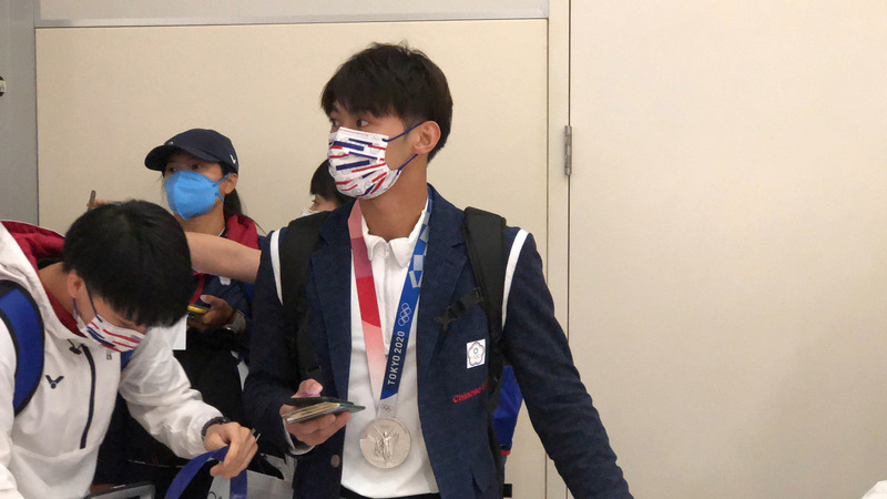 台灣東奧柔道、跆拳道、輕艇及舉重代表隊28日下午搭機從日本東京載譽歸國，獲得柔道銀牌的楊勇緯（右）成為焦點。 (圖：中央社)