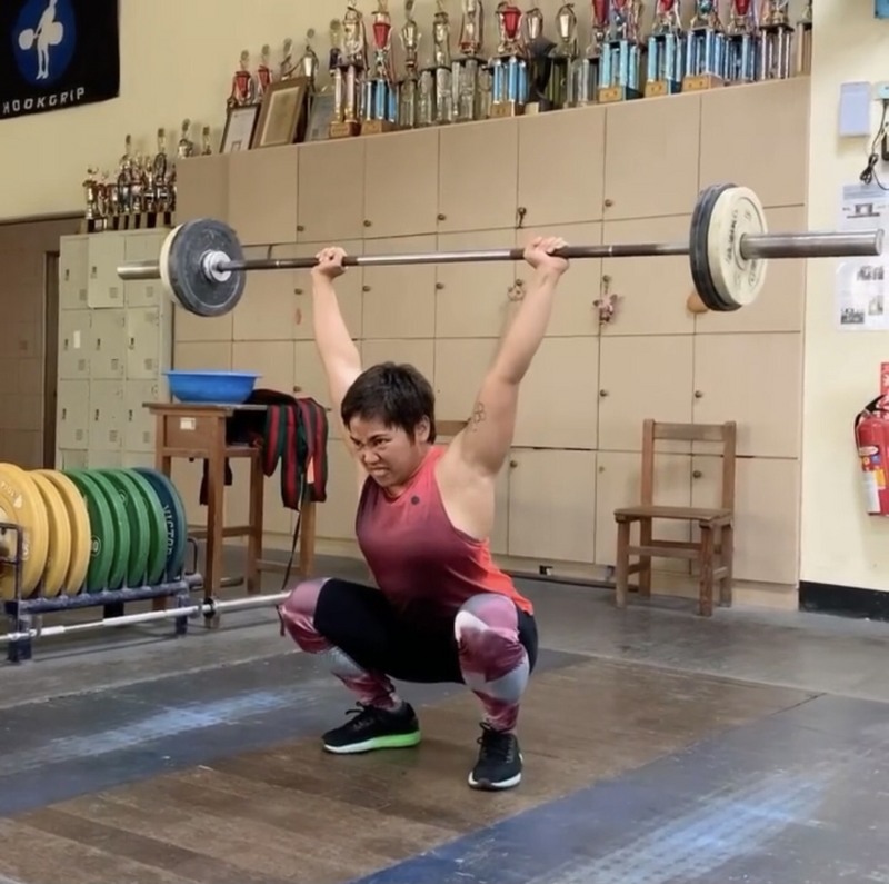 菲律賓舉重選手海蒂．狄亞士（Hidilyn Diaz）26日在東京奧運為國家奪下首金。她曾兩度到高雄市鼓山高中訓練，校方表示，海蒂為人樂觀、熱情，曾協助指導校內舉重隊，奪金同感榮耀。（高市教育局提供） (圖：中央社)