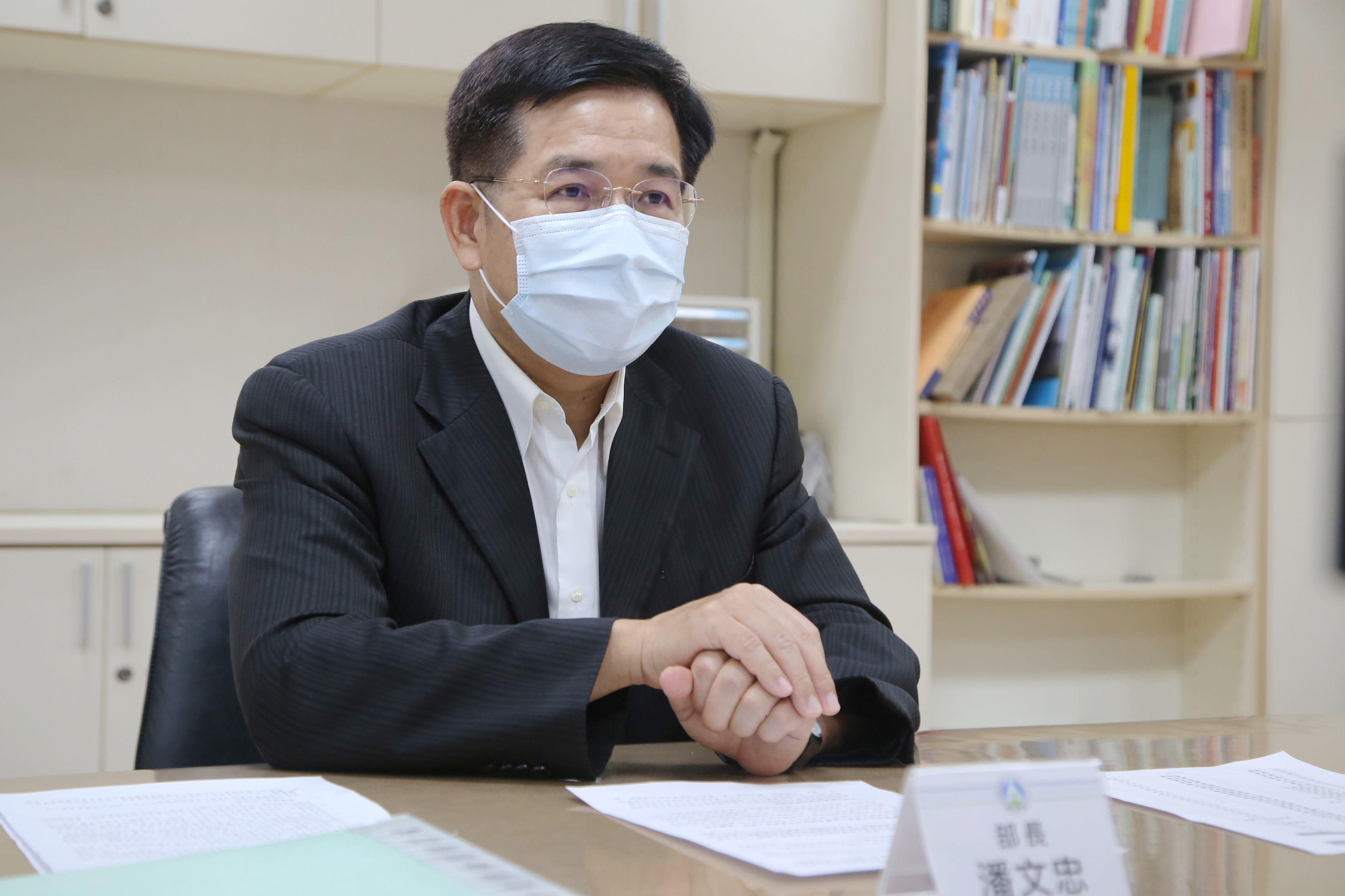 教育部長潘文忠透過視訊主持教育部部務會報。(教育部提供)