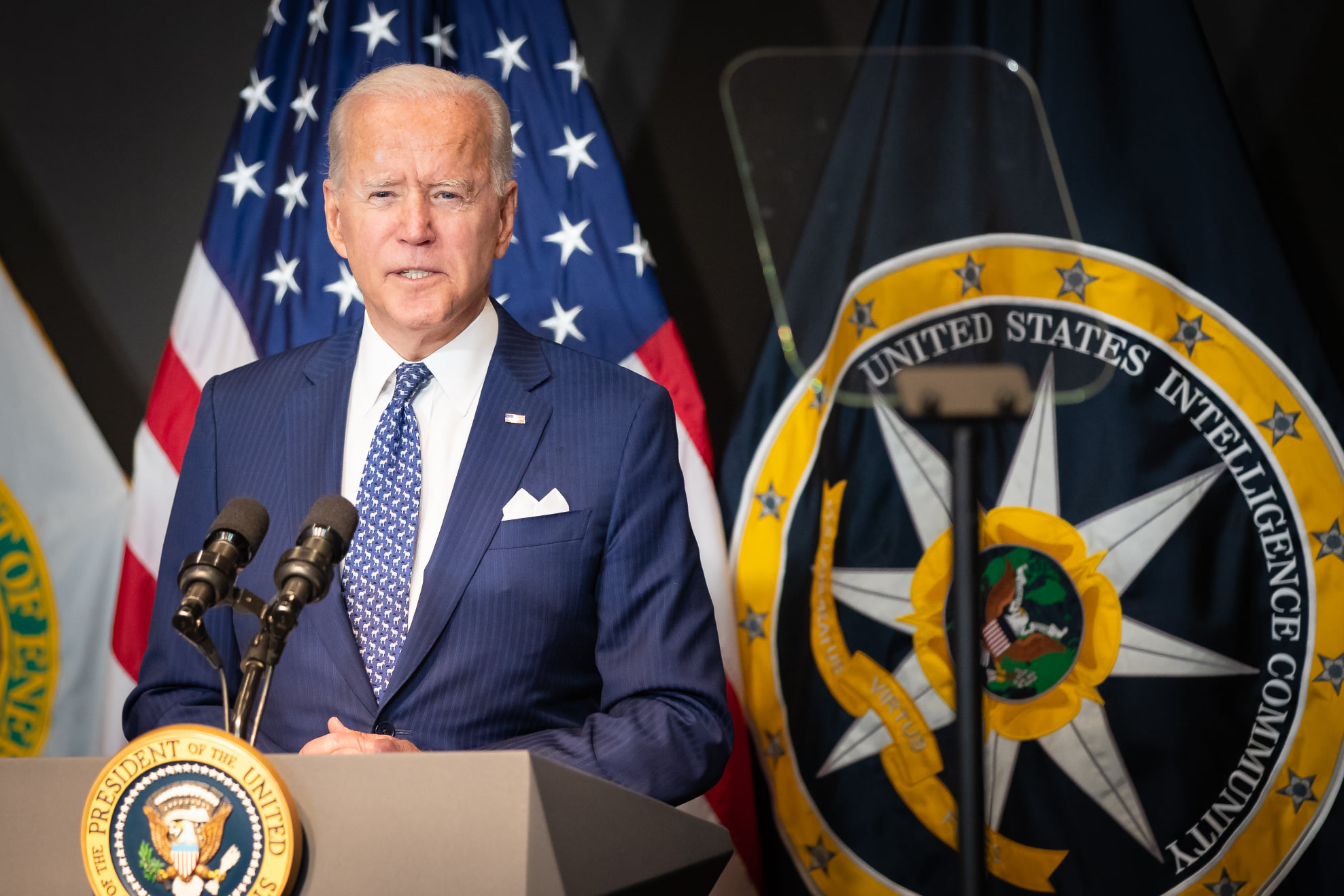 美國總統拜登(Joe Biden)27日造訪國家情報總監辦公室(ODNI)。 (圖:取自ODNI推特)