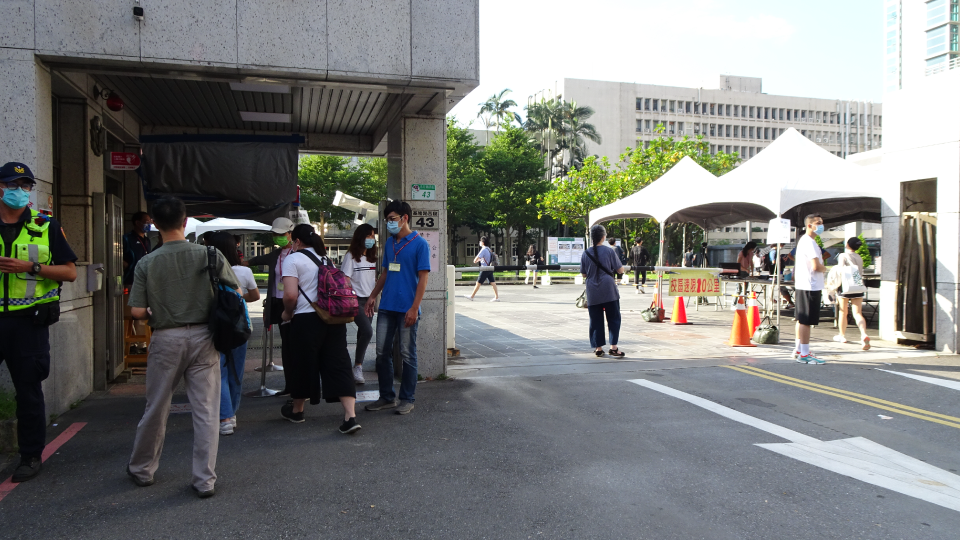 大學指考登場，大考中心請轄區員警一早在考場外駐守，避免學生群聚入場。(大考中心提供)