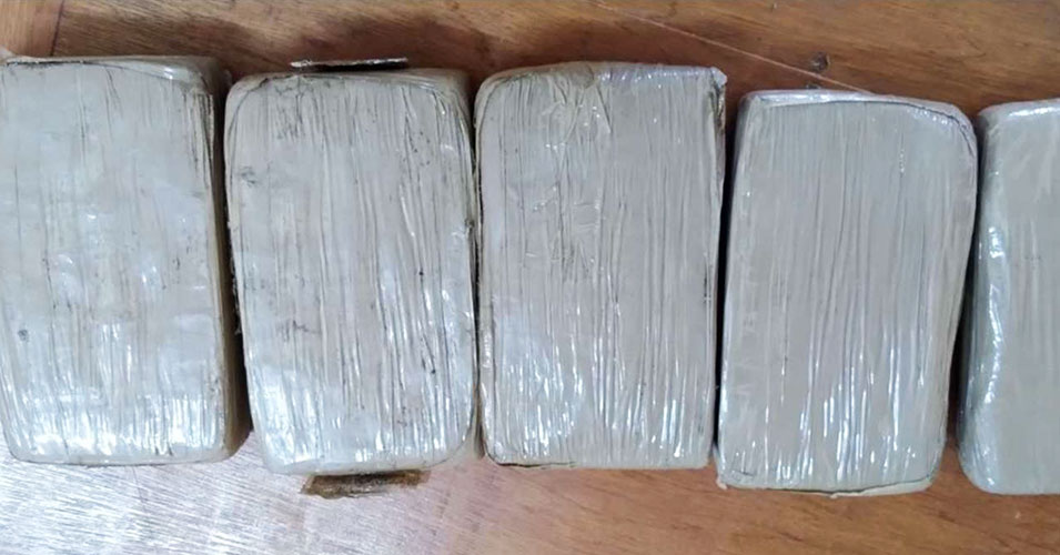 價值超過100萬美元的毒品古柯鹼，被冲上南太平洋島國東加王國的海灘，當地警方29日在附近海岸搜索是否有其他類似的非法包裹。(圖：Tonga Police)