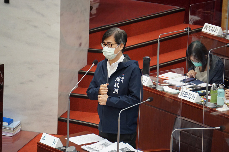 高雄市議會29日舉行市政總質詢，由於今年10月國慶焰火及2022台灣燈會都在高雄舉行，市議員盼活動兼顧防疫和振興經濟，市長陳其邁（前）說，將根據疫情狀況調整，國慶焰火最壞劇本是網路直播，燈會若疫情升級可能延後。 (圖：中央社)