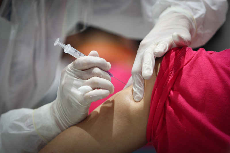 英國研究指出：完成疫苗接種者，約三分之一仍可能確診。 (示意圖／中央社)