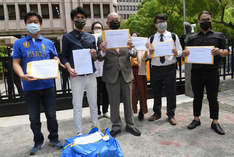「清林散昶」發起罷免無黨籍立委林昶佐活動，提案領銜人周世雄（前左）、廖繼斌（前中）等人，29日將3500份第一階段罷免提議書送到中選會。 (圖：中央社)