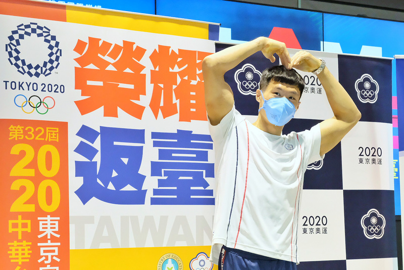 台灣體操好手「亞洲貓王」唐嘉鴻在東京奧運體操全能決賽拿下第7名，為台灣體操全能奧運最佳成績，他29日返台時表示，希望透過展演讓世界看到，「台灣也有這樣的全能選手」，未來不只是單槓，也會在全能方面繼續努力。 (圖：中央社)