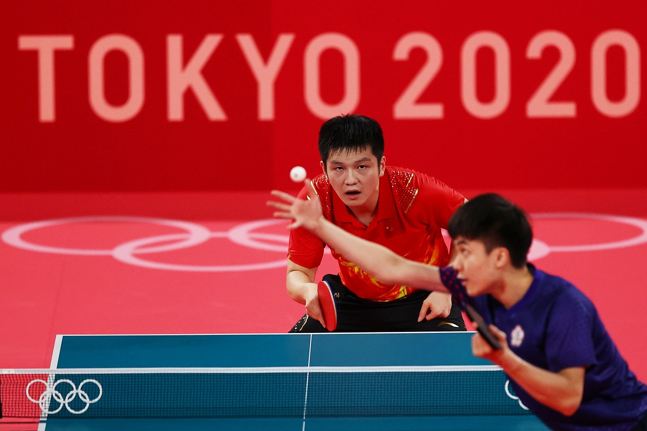 我國桌球小將林昀儒大戰世界排名第一個中國強將樊振東，雙方纏鬥不休，打到第七局，可惜林昀儒最後11:8輸掉第六局，最後以3:4敗給樊振東，無緣金牌戰，將爭奪銅牌。(路透社/達志影像)