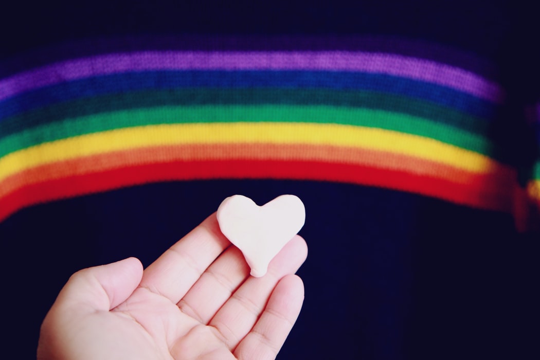 衛福部近期公告性多樣(LGBT+)醫療照護指引，未成年雙性人變性手術再被討論。 (示意圖/Unsplash)