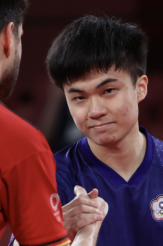 台灣桌球好手林昀儒（圖）30日角逐東京奧運男子單打銅牌失利，不敵德國選手奧恰洛夫（DimitrijOvtcharov），7局打完以3比4飲恨吞敗，賽後雙方互相握手致意。 (圖：中央社)